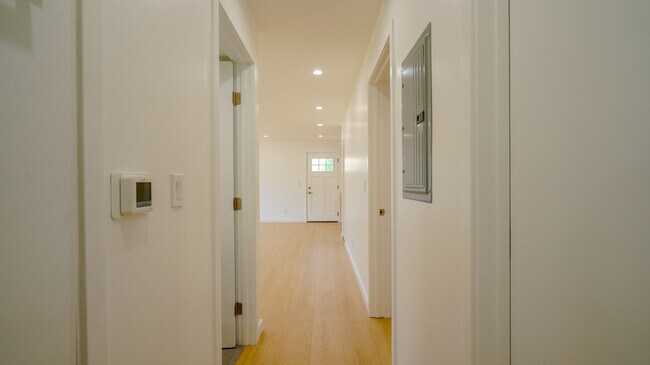 Building Photo - 130 W 59th Pl