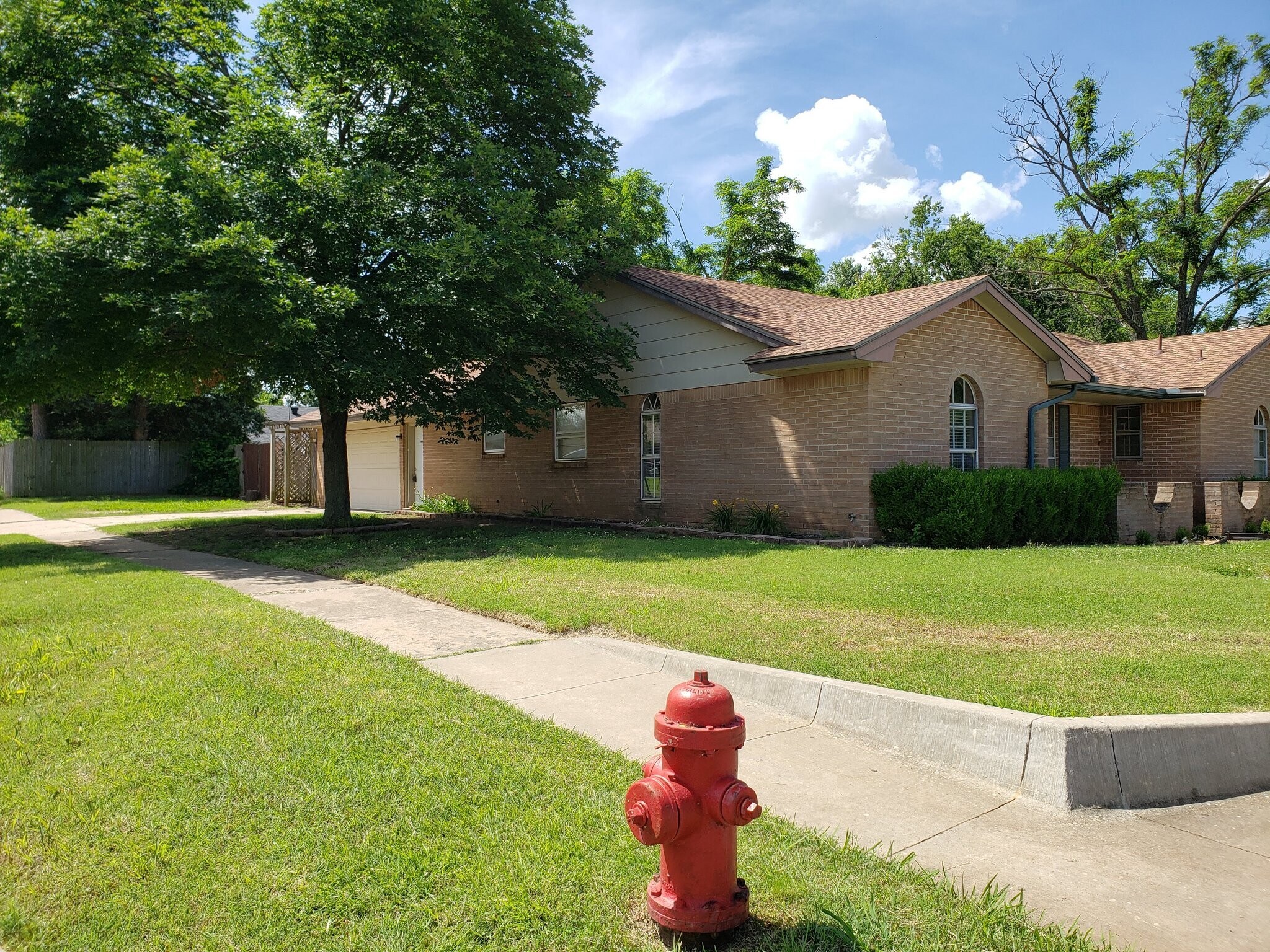 Building Photo - 1932 Elmhurst Dr