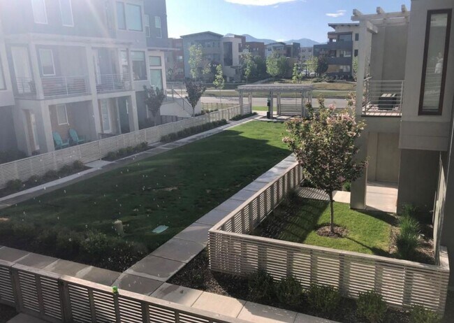 Building Photo - Beautiful 3 Bedroom Townhome in Daybreak!