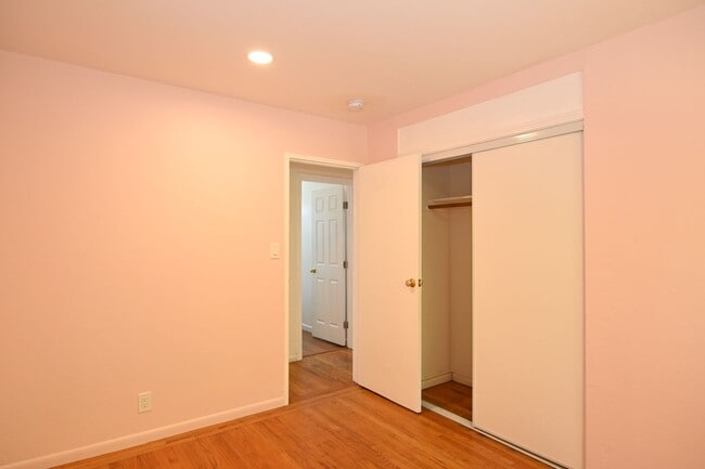 Building Photo - 4/2 W/ AC near San Tomas Expwy & El Camino...