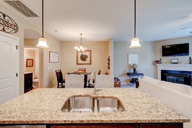 Building Photo - Hendersonville Townhome with Garage, Fireplace & Walk-In Closet