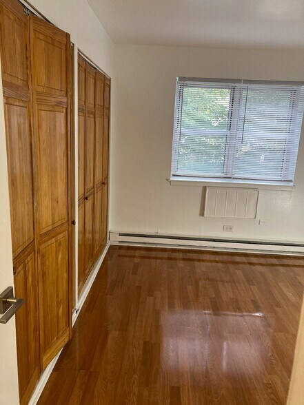 Building Photo - 5920 N Kenmore Ave