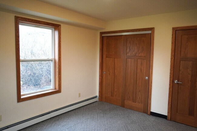 Building Photo - 1 Bedroom, 1 Bath Apartment- All utilities included