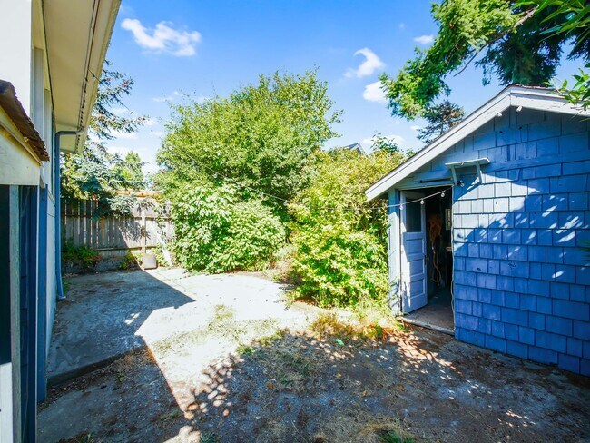 Building Photo - 2 Bed 1.5Bath Single-family House Availabl...
