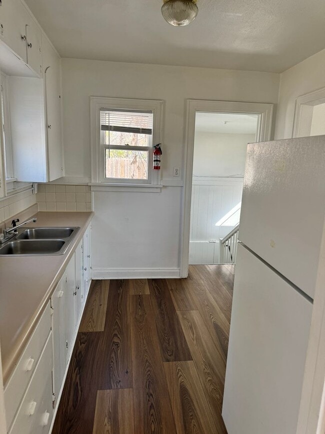 Building Photo - 2114 E 11th St