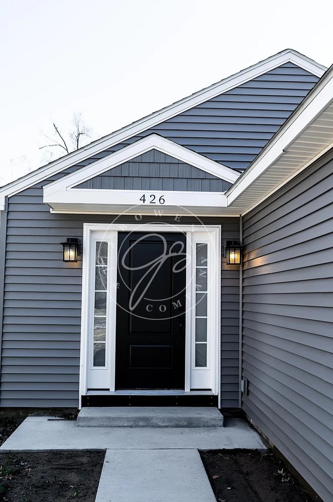 Building Photo - FULLY RENOVATED HOME NEAR DOWNTOWN PERRYSBURG | 3 BED | 2.5 CAR GARAGE | FENCED YARD
