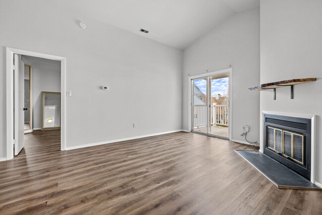 Building Photo - Beautiful condo in Great Neck Landing