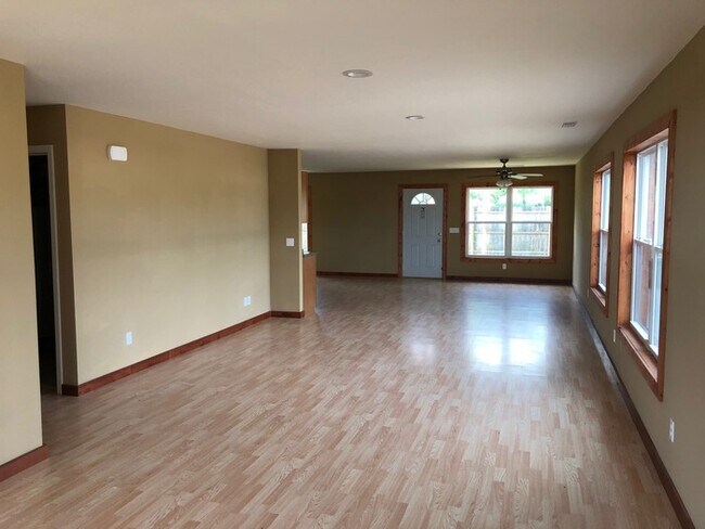 Building Photo - 38 Dunsford Dr