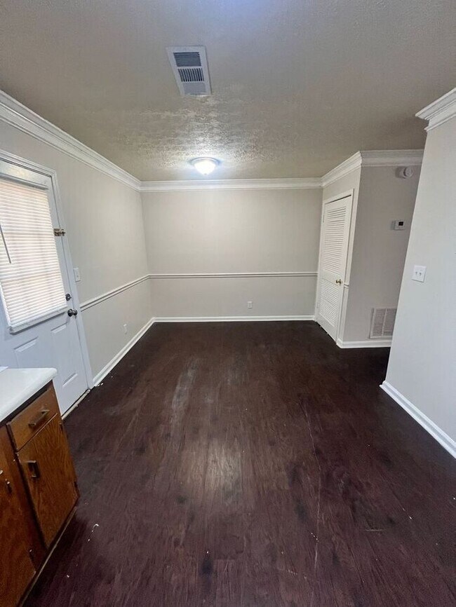 Building Photo - Beautiful 2 bedroom 2 bathroom ranch duplex Now Ready!