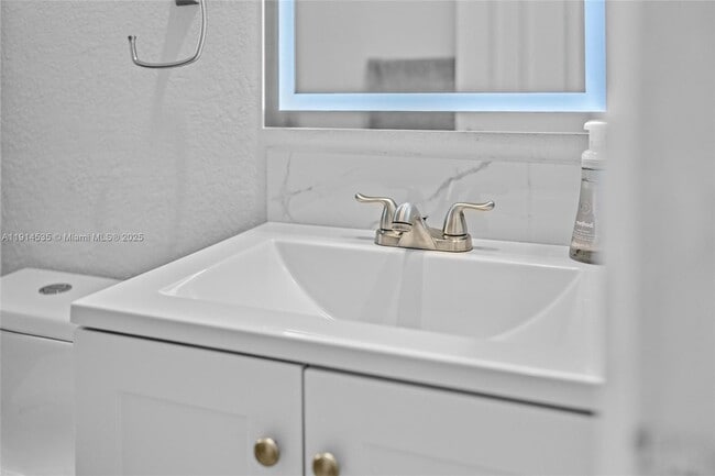 Building Photo - 1208 NE 5th Ave