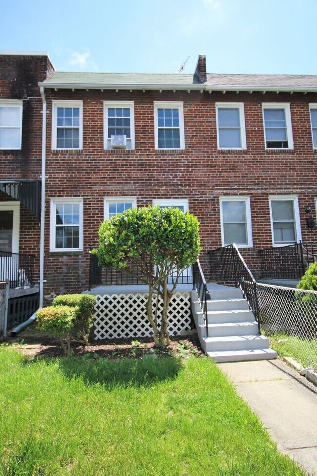Building Photo - Townhouse Two Blocks to Braddock Rd Metro Station