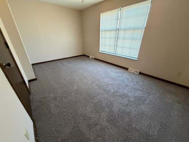 Building Photo - Townhome with a Bedroom Balcony Overlooking Lake Tapawingo