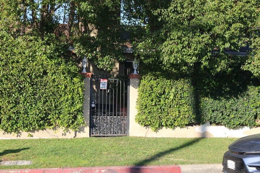 Building Photo - 12205 Oxnard St
