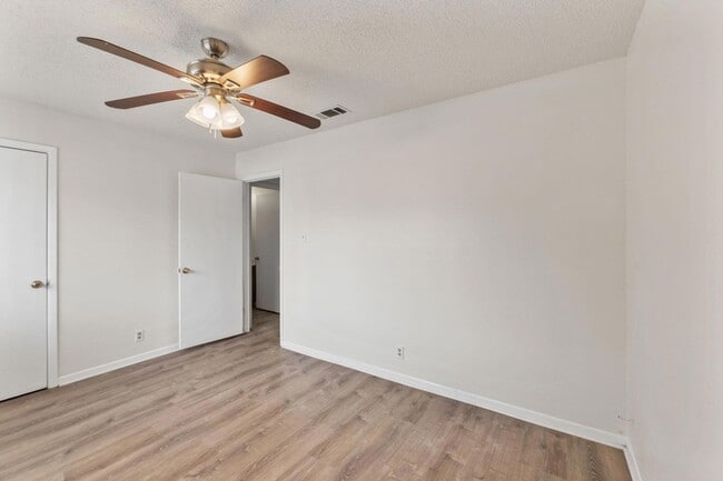 Building Photo - 1402 Oakmeadows Cove