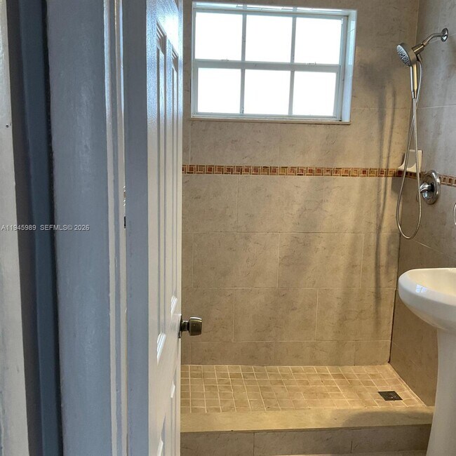 Building Photo - 337 Phippen Waiters Rd