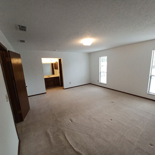Building Photo - 2295 Foxwood Dr