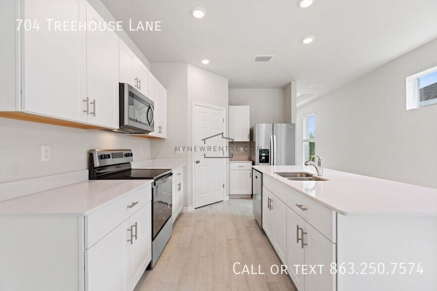 Building Photo - 704 Treehouse Ln