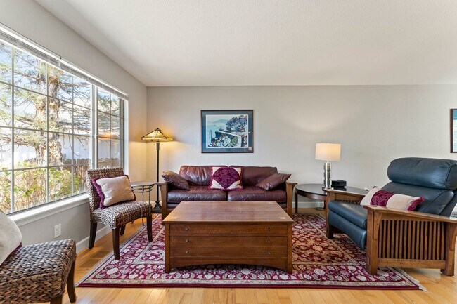 Building Photo - Fully Furnished Modern Home With Great Location