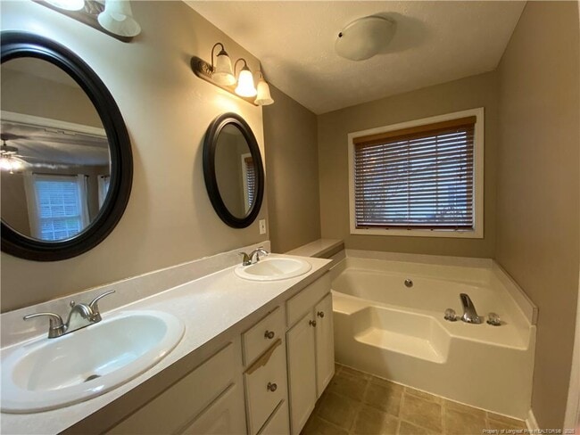 Building Photo - 521 Richmond Park Dr