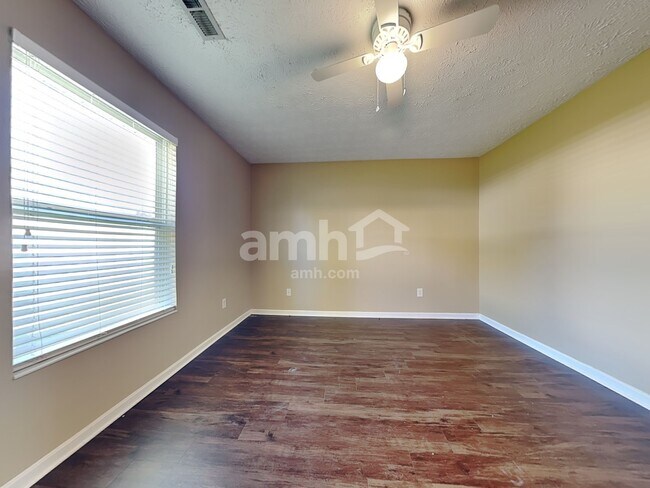 Building Photo - 1531 Farrington Dr