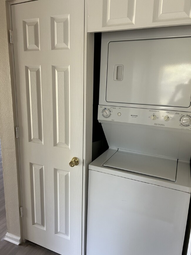 Building Photo - Charming Chestnut Condo!  AVAILABLE NOW!