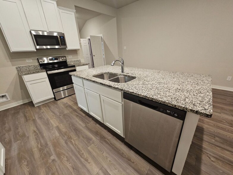 Building Photo - 6906 Emerald Valley