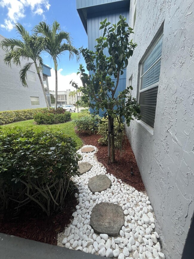 Building Photo - 685 Flanders Dr