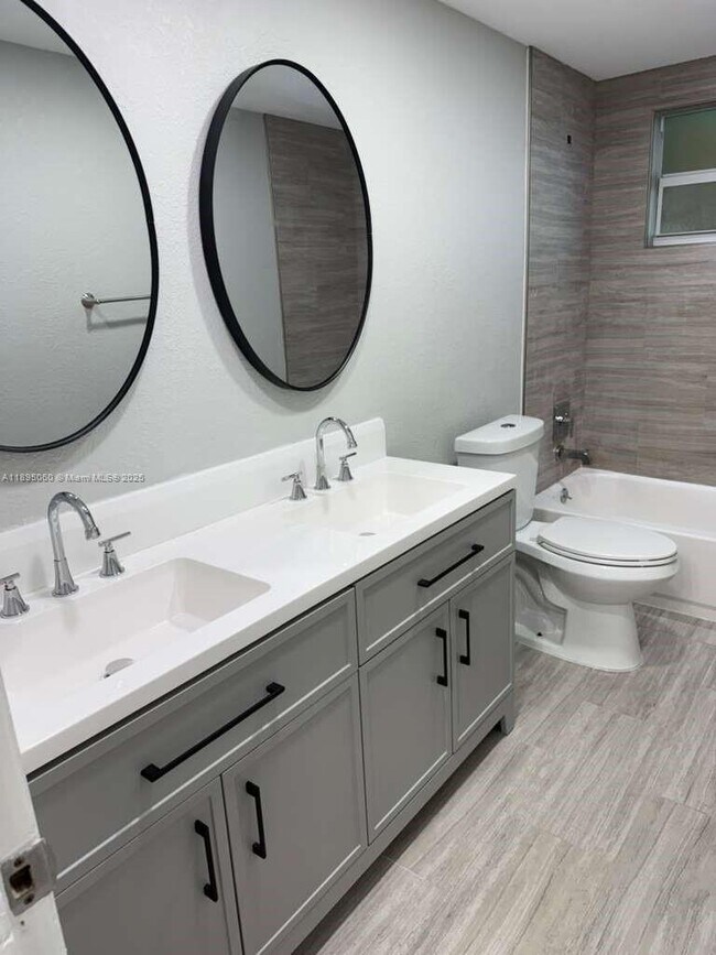 Building Photo - 9353 Fontainebleau Blvd