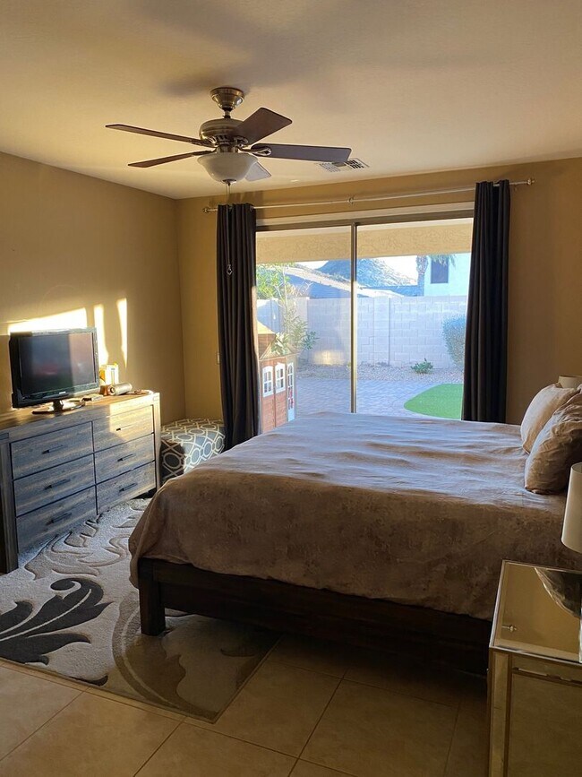 Building Photo - Upgraded and Spacious 5 Bed/3 Bath in Northwest Phoenix