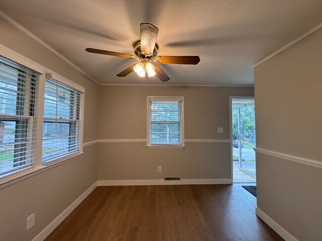 Building Photo - 1951 Elmwood Dr E