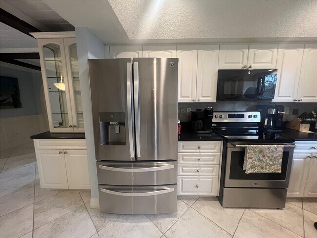 Building Photo - 681 Verona St