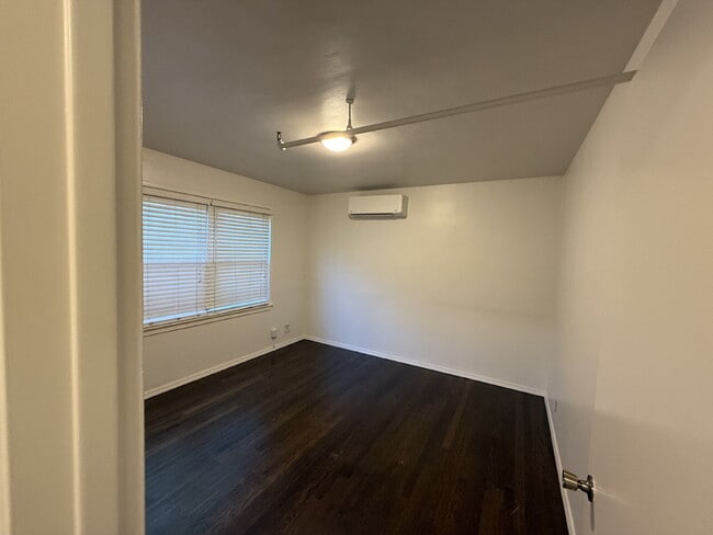 Building Photo - Charming 1-bed 1-bath apartment in Midtown!