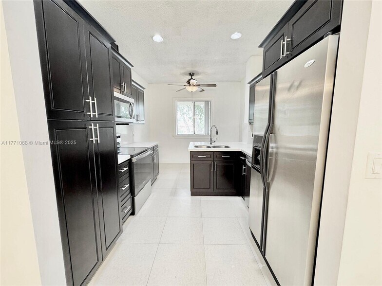 Building Photo - 16320 Malibu Dr