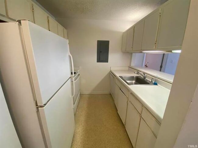 Building Photo - 1401 Collegiate Cir