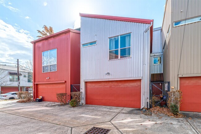 Building Photo - 3 N Ennis St