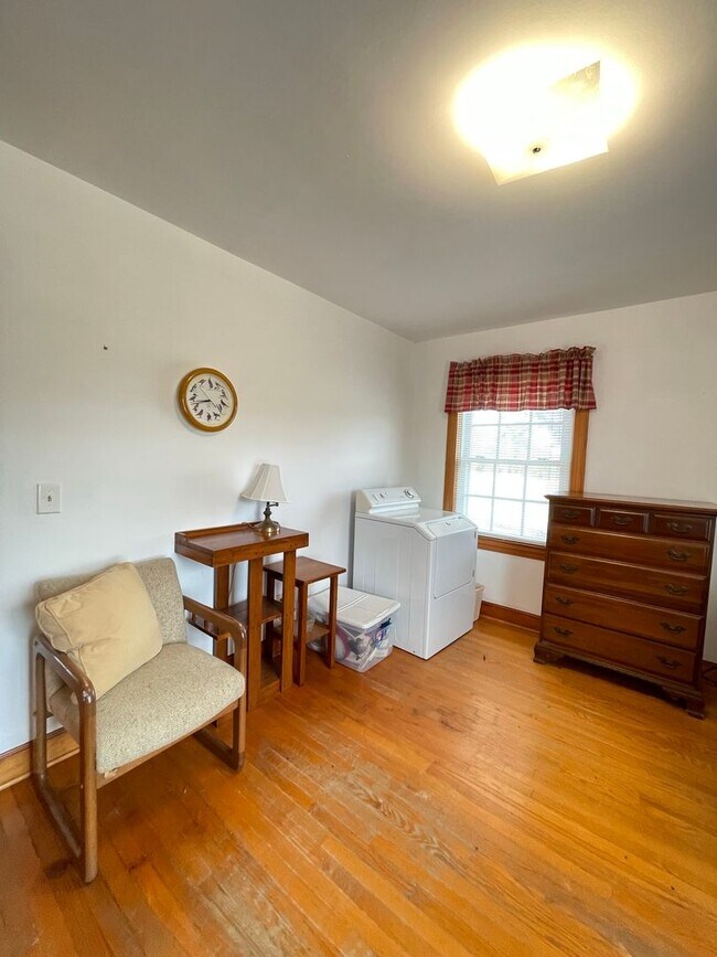 Building Photo - Furnished Inclusive Rental