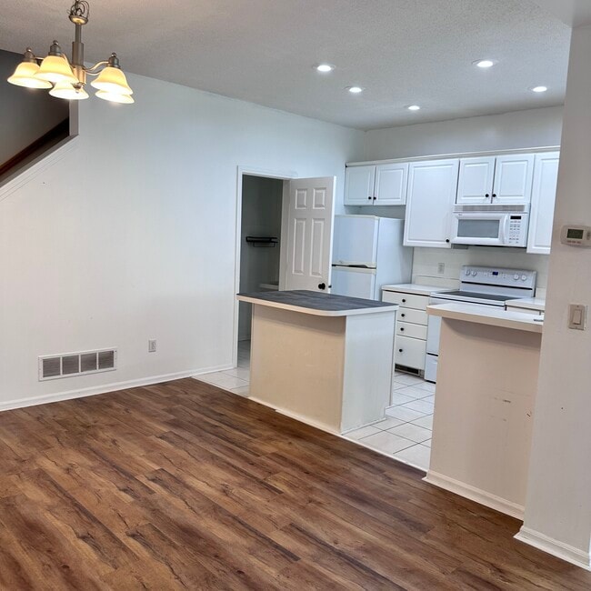 Building Photo - Woodbury