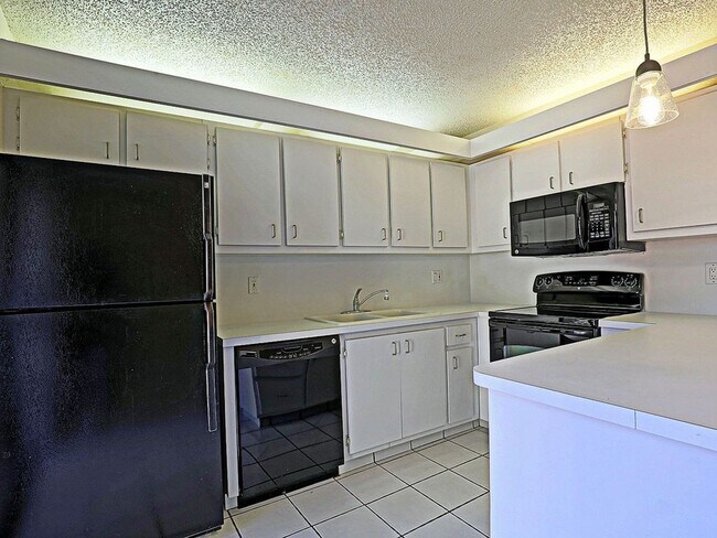 Building Photo - Parkwoods 1556-1
