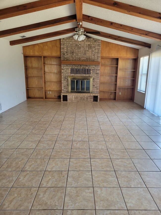 Building Photo - Spacious 3 Bedroom Available NOW!
