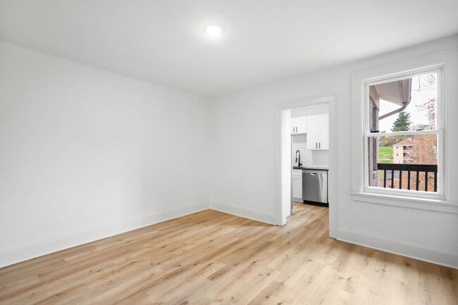 Building Photo - RENOVATED TOP TO BOTTOM! 2-BEDROOM IN THE ...