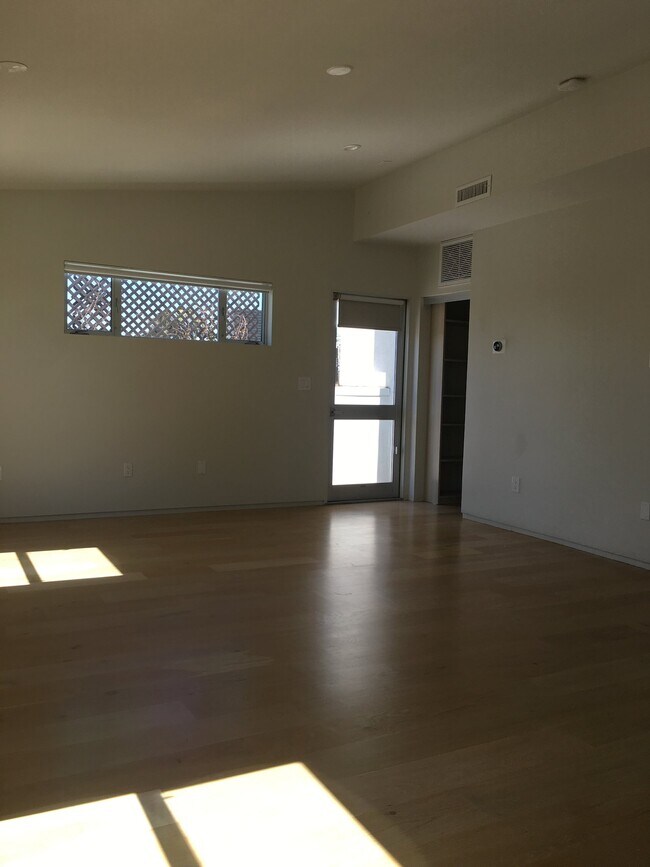 Building Photo - 615 6th Ave