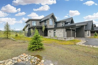 Building Photo - Luxury ski season rental is an entertainer...