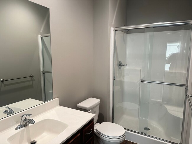 Building Photo - 2 Bed 1 Car Attached Villa in Blue Springs