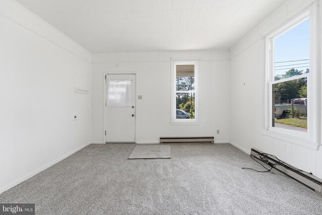 Building Photo - 815 N Maple Ave