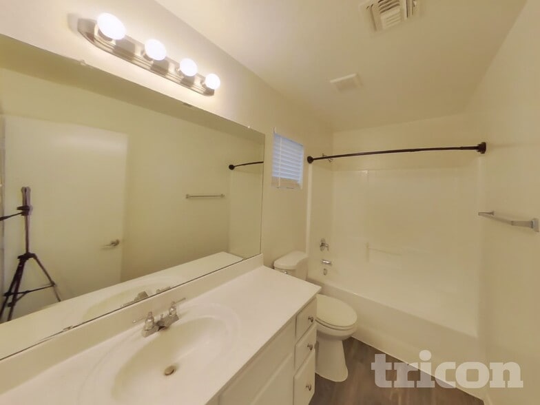 Building Photo - 4005 E La Salle St