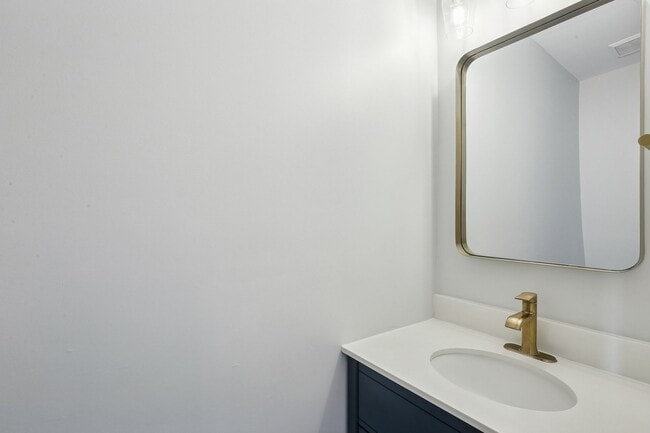 Building Photo - 13 Eton Ct