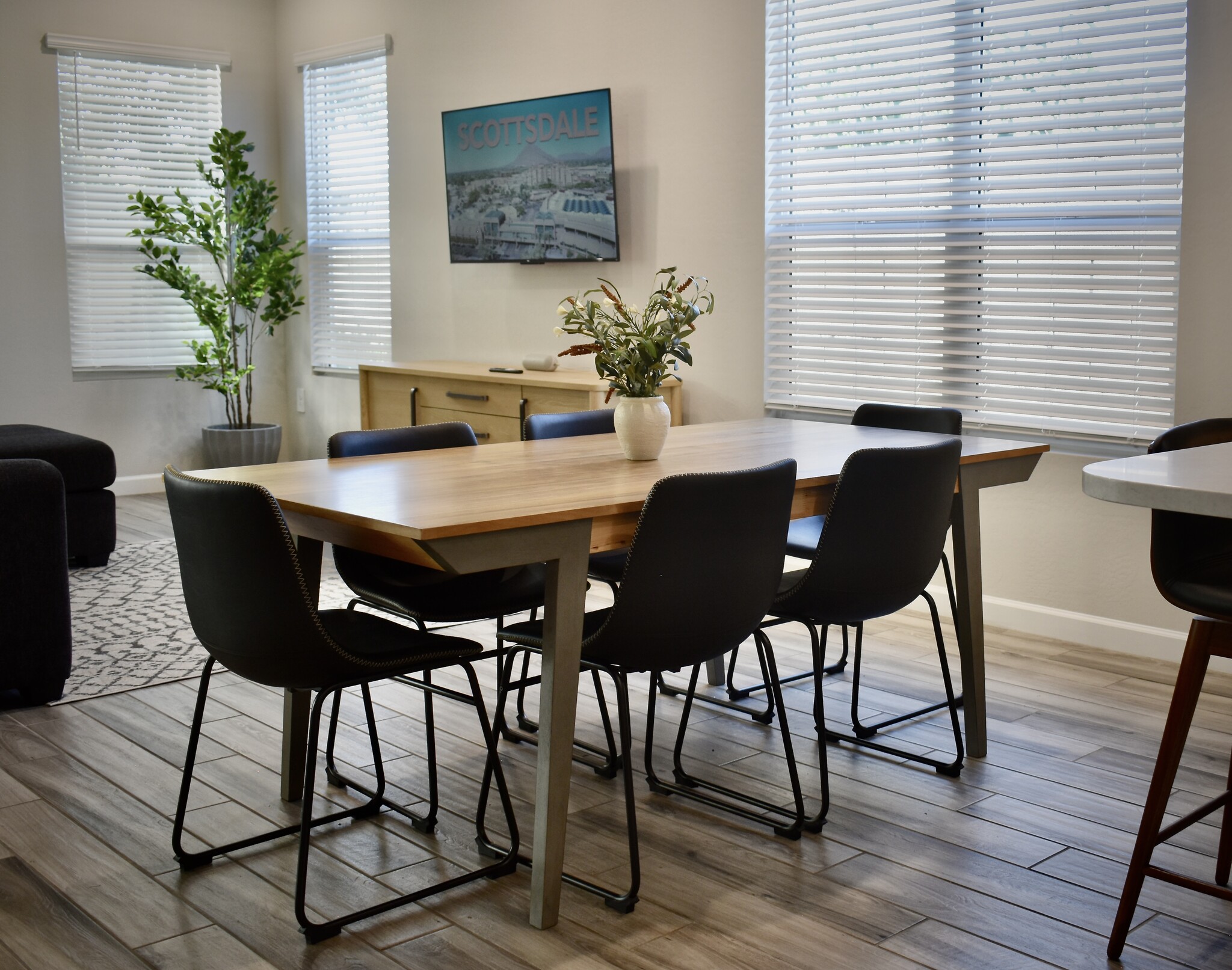 Building Photo - 5128 E Coolbrook Ave