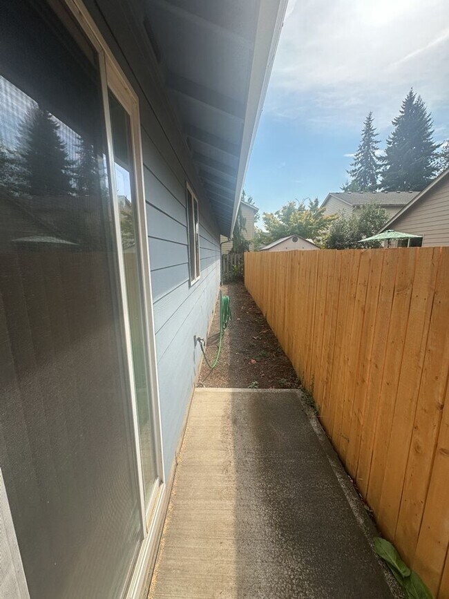 Building Photo - Three Bedroom Ranch in Orchards!