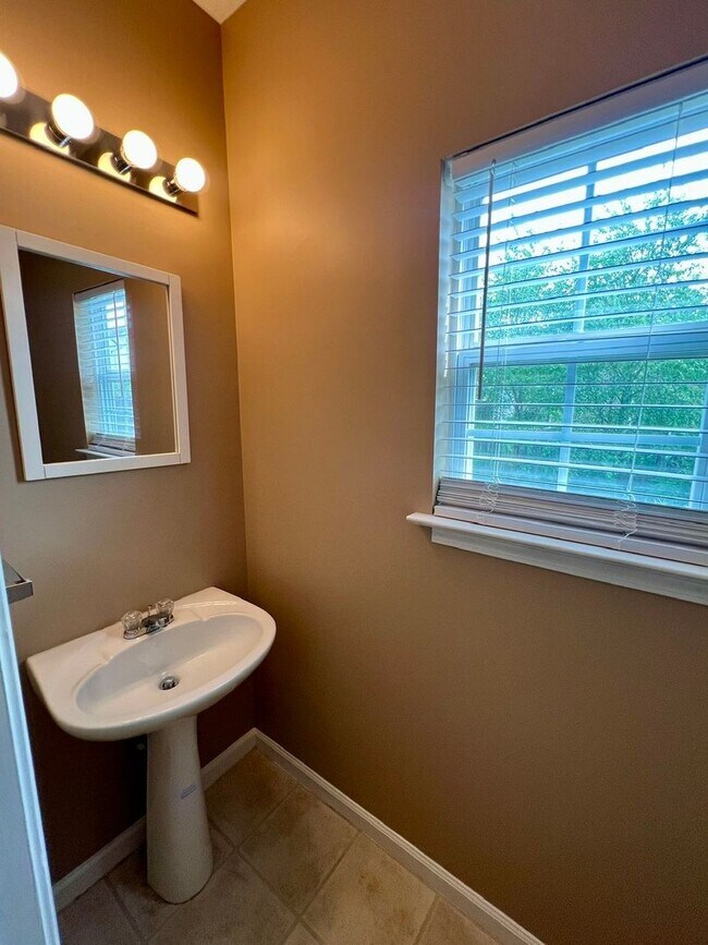 Building Photo - 3 Bedroom 2.5 Bath Home in Oxford Hall - South Murfreesboro *New Carpet*