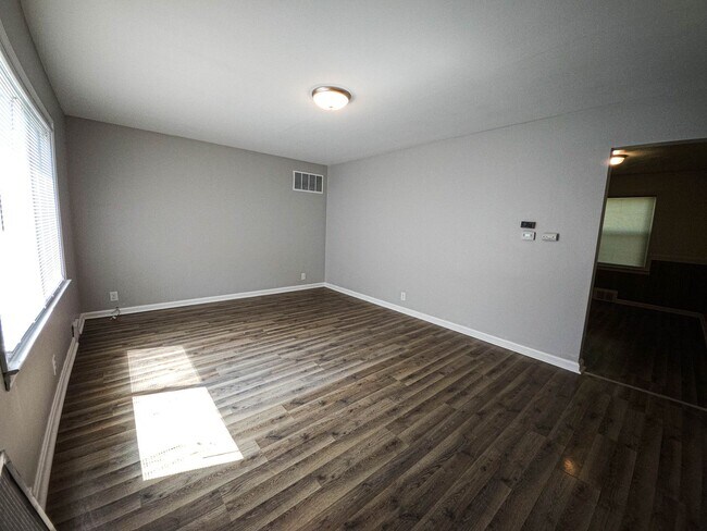 Building Photo - 3 Bedroom/2 Bathroom House For Rent in Elb...